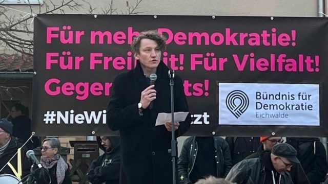 Philipp Martens hält eine Rede in Eichwalde bei der Demo gegen Faschismus