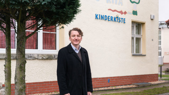 Philipp Martens vor der Kita "Kinderkiste"